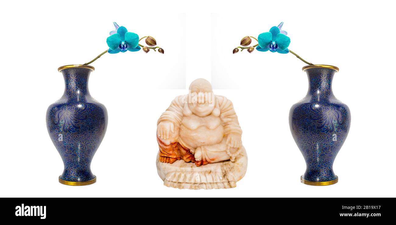Die antike Figur Maitreya Buddha und zwei alte, auf weißem Hintergrund isolierte, Cloisonnenvasen mit blauen Orchideen. Stockfoto