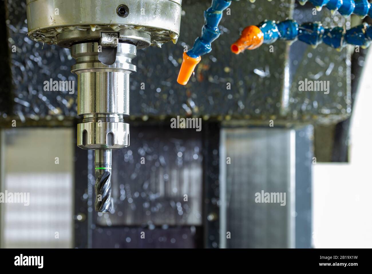Nasshartmetallfräser und Spannzange im vertikalen cnc-Fräsen Maschine mit  Kunststoffschlauchsystem für Kühlmittel und Luft Stockfotografie - Alamy