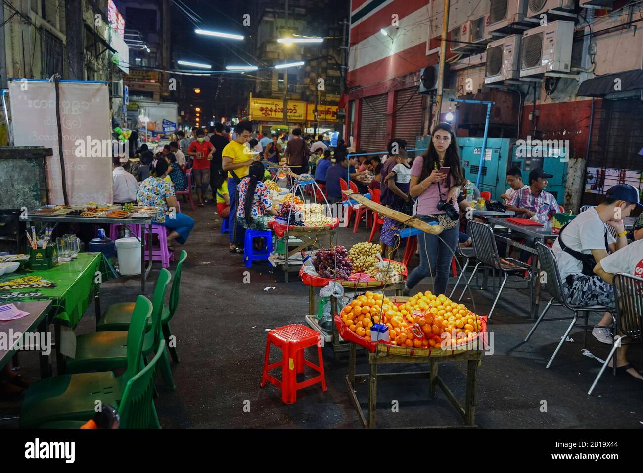 Straßenrestaurants und Obststände, Chinesisches Viertel, Yangon, Myanmar Stockfoto