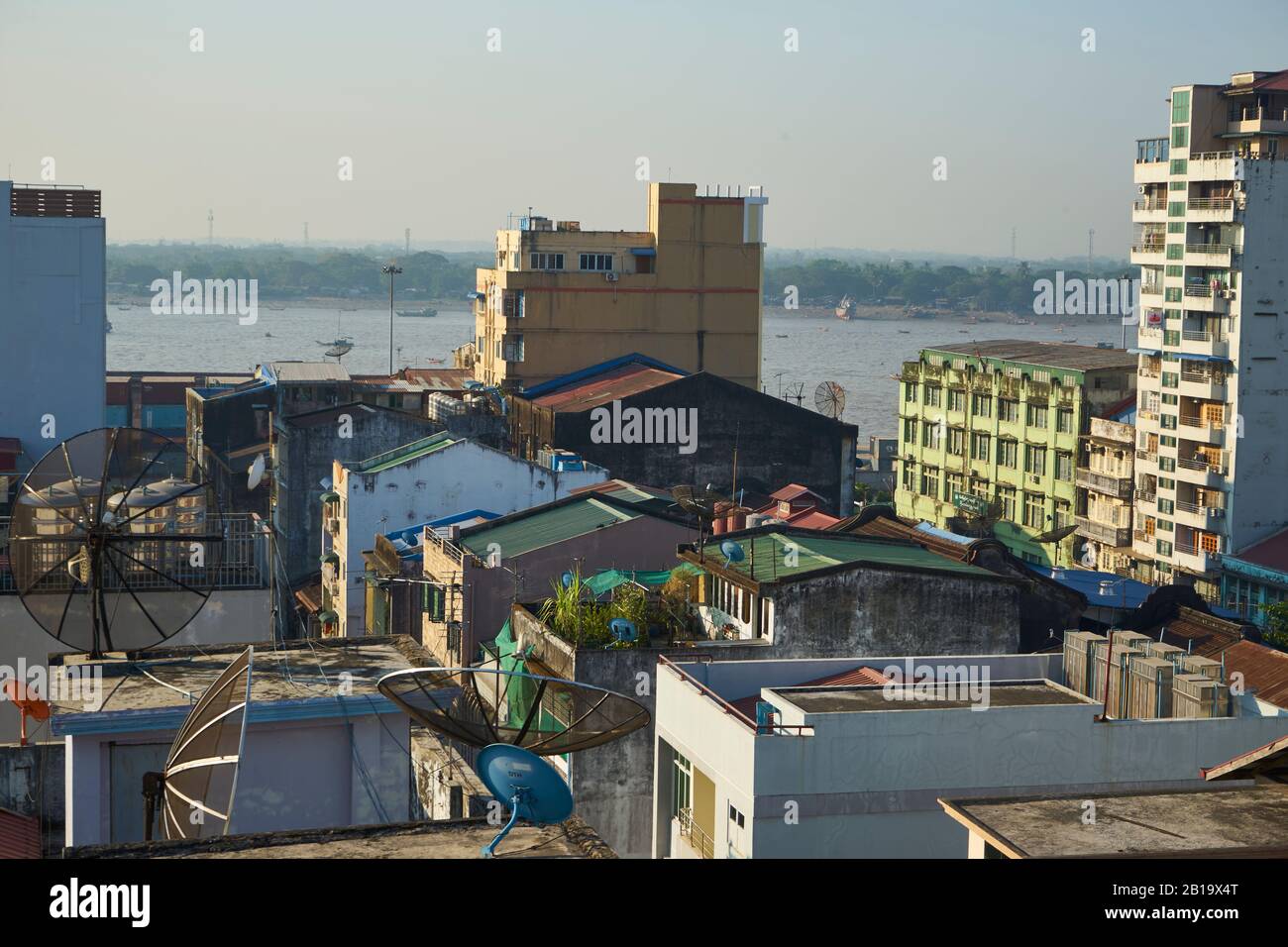 Dächer der Innenstadt, hinten der Yangon River, Yangun, Myanmar Stockfoto