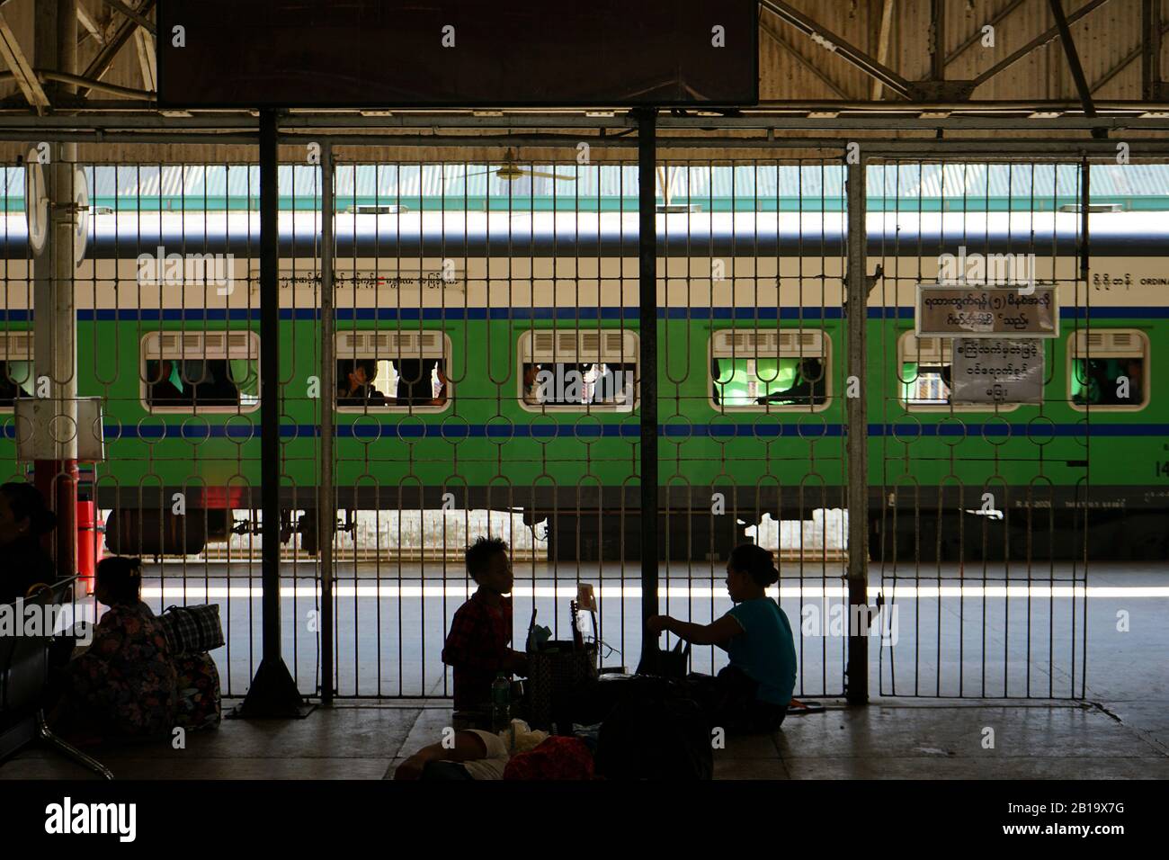 Reisende und Zug am Hauptbahnhof, Yangon, Myanmar Stockfoto