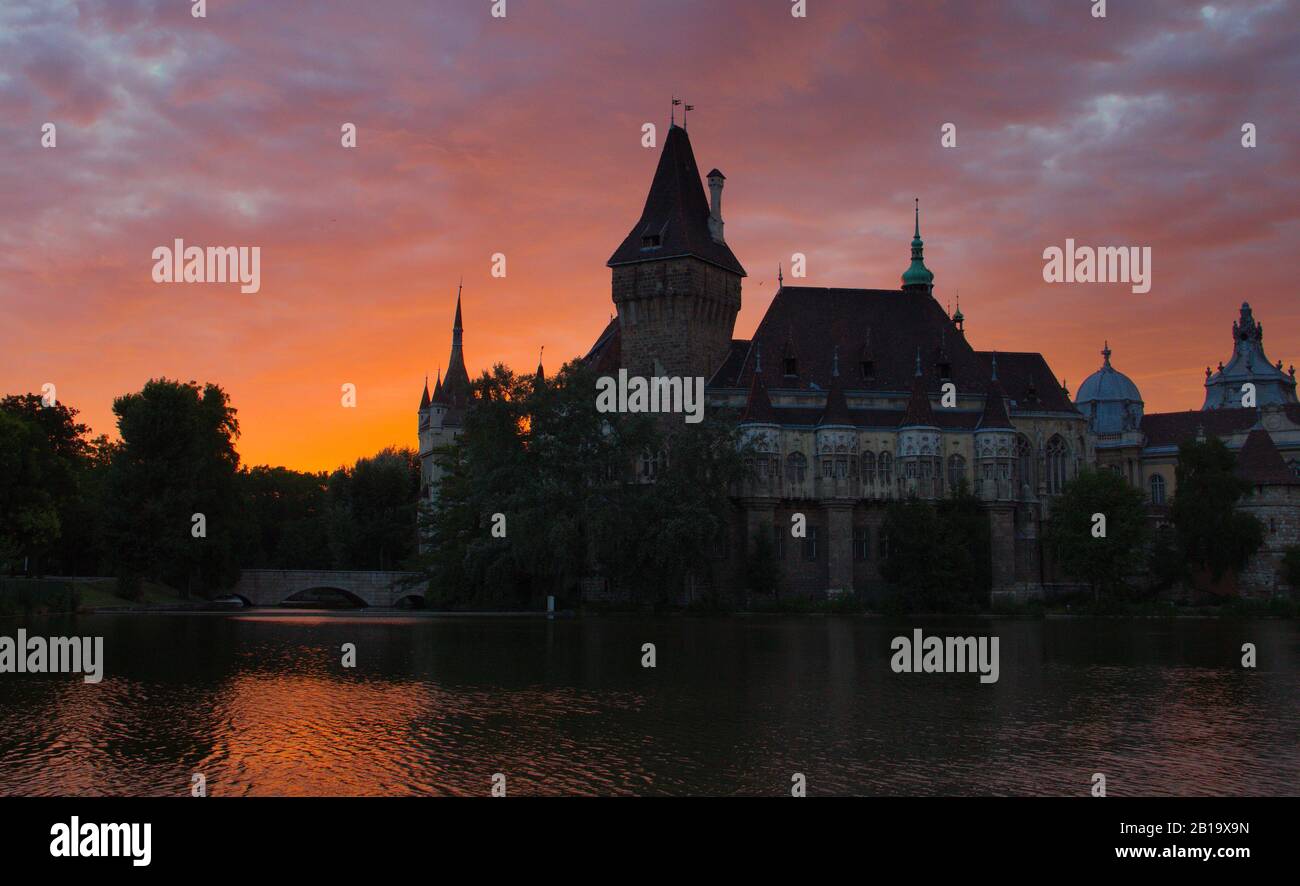 Budapest, Ungarn, Schloss Vajdahunyad im Morgengrauen. Stockfoto