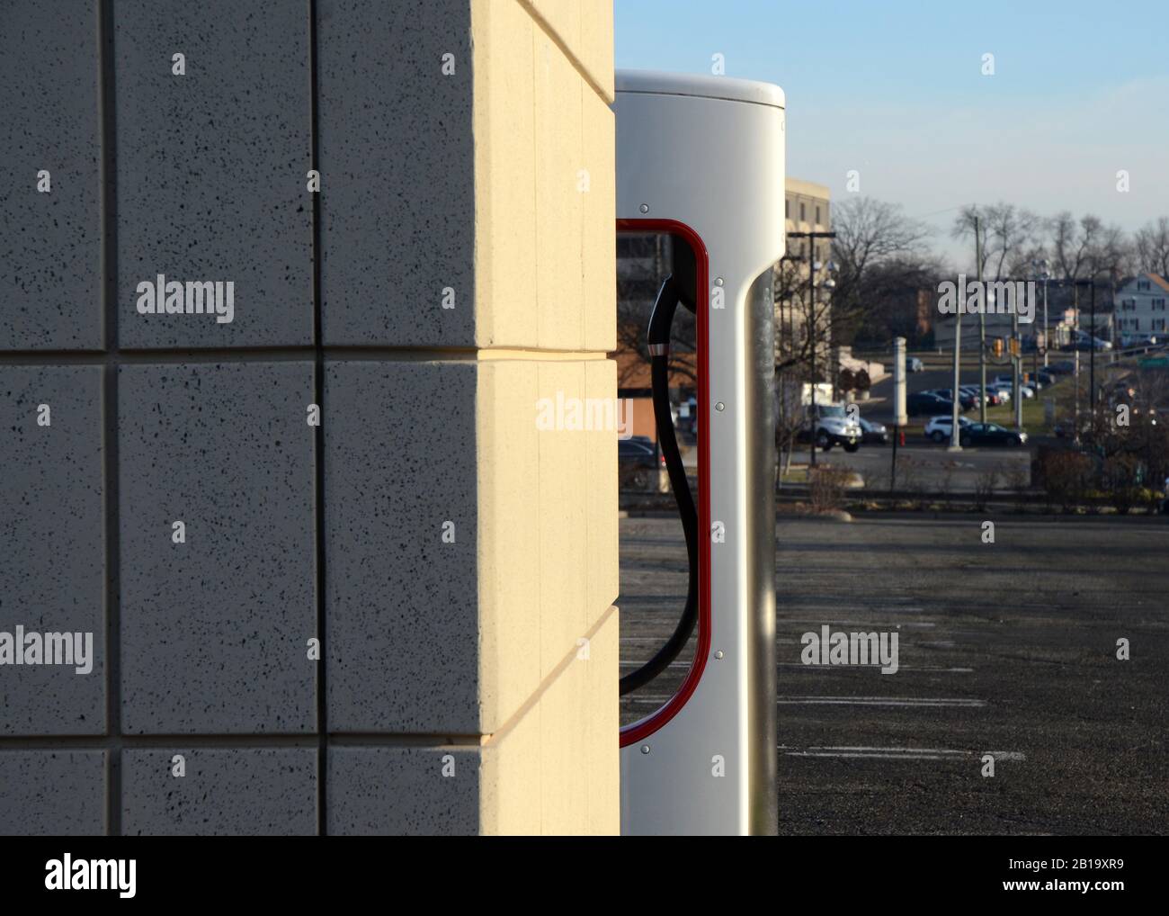 GRÜNER DAUMEN: In Einkaufszentren im ganzen Land werden umweltfreundliche Elektroautos aufgestellt. Stockfoto