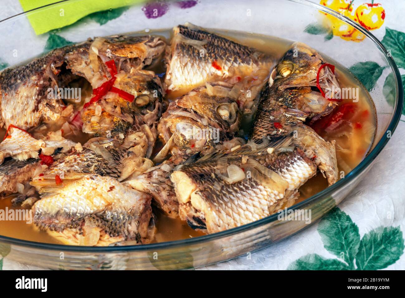 Gebackene Fische mit Zwiebel und Pfeffer werden in Mosambik serviert Stockfoto
