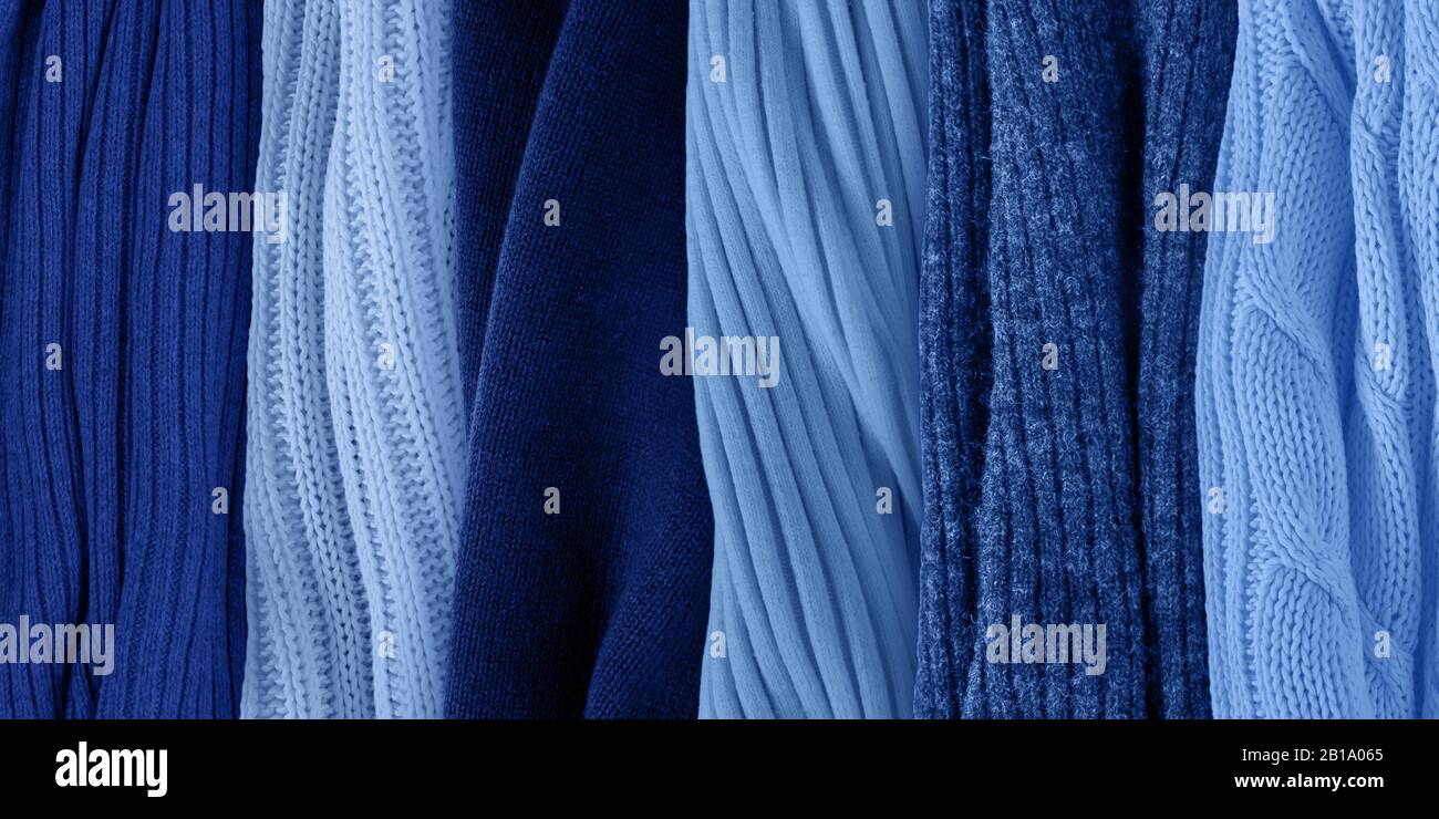 Klassische blaue Palette für Frühjahr 2020. Trends in Modefarben. Strickkleidung Stoffmuster. Stockfoto