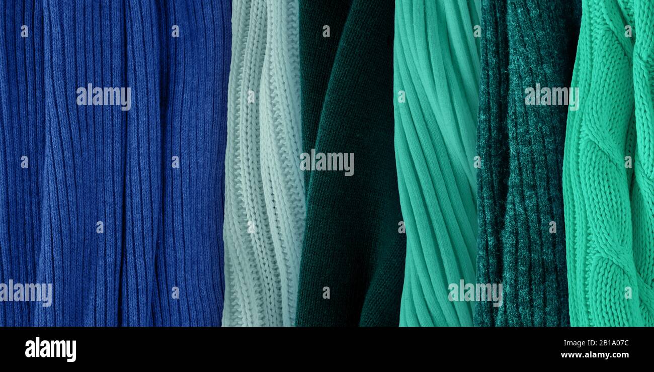 Beste coole grüne Farben passend für klassisches Blau. Modefarbentrends für das Jahr 2020. Strickkleidung Stoffmuster. Stockfoto