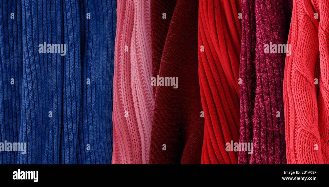 Beste rote Farben passend für klassisches Blau. Modefarbentrends für das Jahr 2020. Strickkleidung Stoffmuster. Stockfoto