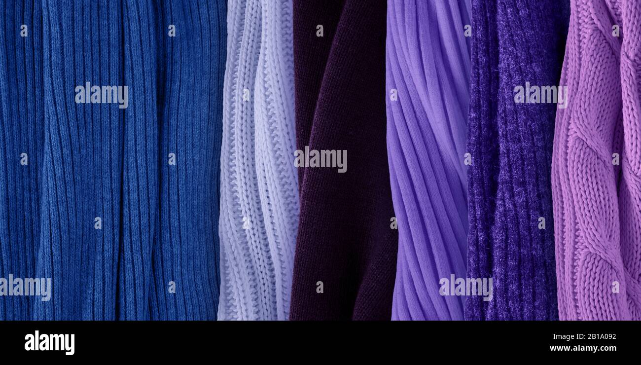 Beste violette Farben passend für klassisches Blau. Modefarbentrends für das Jahr 2020. Strickkleidung Stoffmuster. Сombination mit violett, violett, Stockfoto