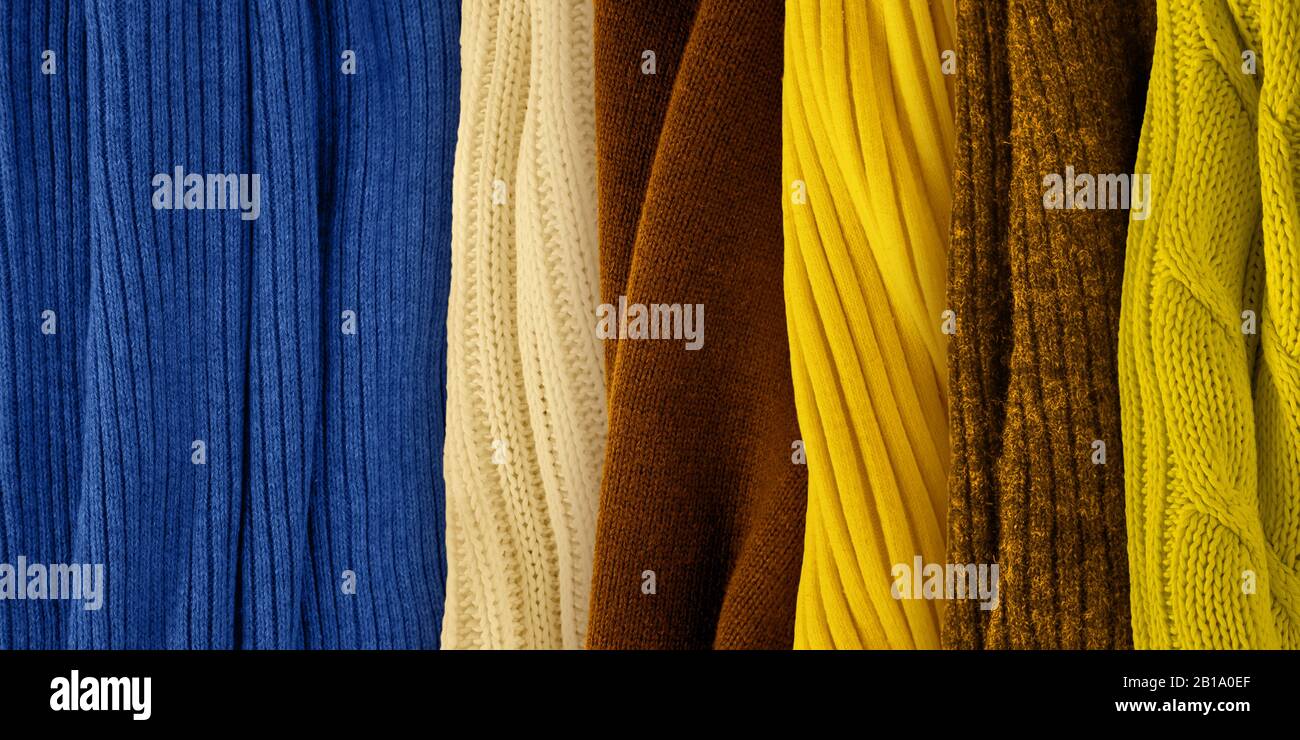 Beste gelbe Farben passend für klassisches Blau. Modefarbentrends für das Jahr 2020. Strickkleidung Stoffmuster. Stockfoto