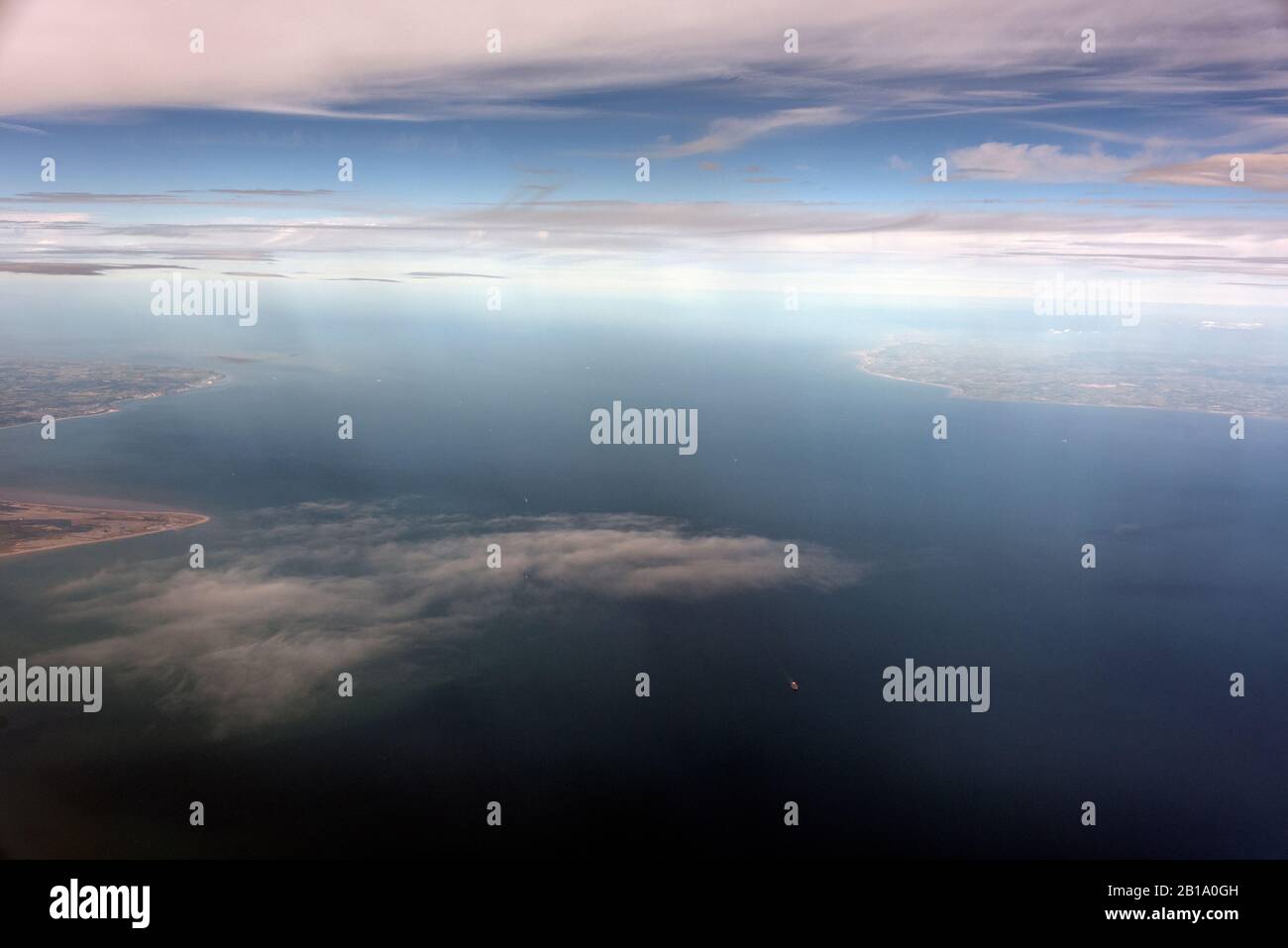 Von einem Passagierfenster aus, das die Entfernung von 21 Meilen zwischen Südengland (links) und Nordfrankreich im Ärmelkanal, Europa zeigt. Stockfoto