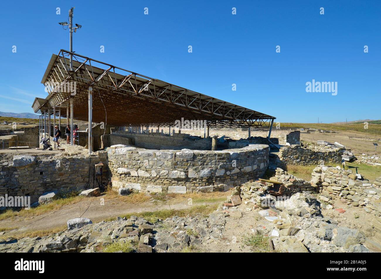 Gradsko, Mazedonien - 28. September 2019: Unidentifizierte Menschen durch Besichtigungen im alten römischen Dorf Stobi Stockfoto