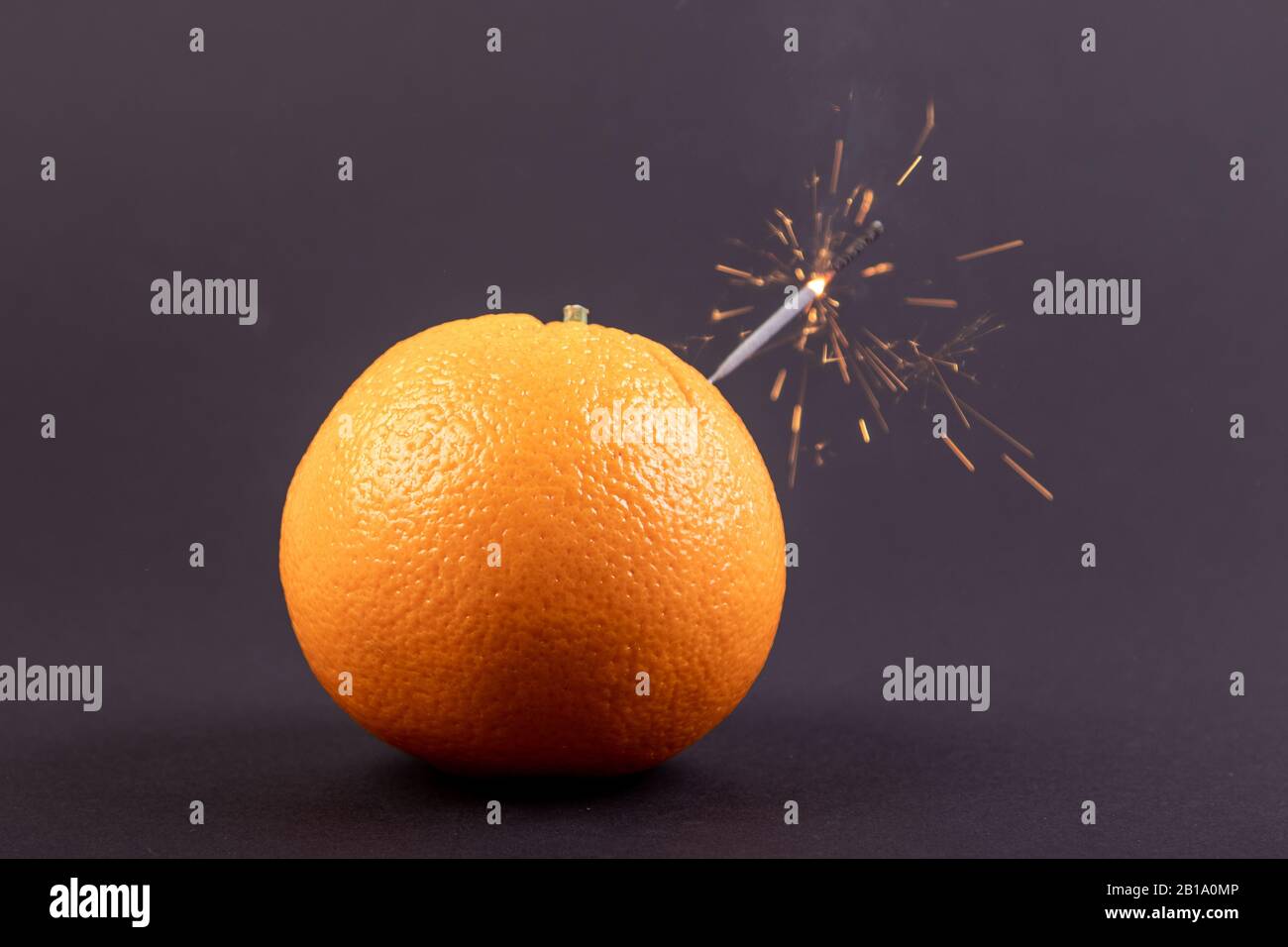 Orangenfrucht als Vitaminbombe, dunkler Hintergrund Stockfoto