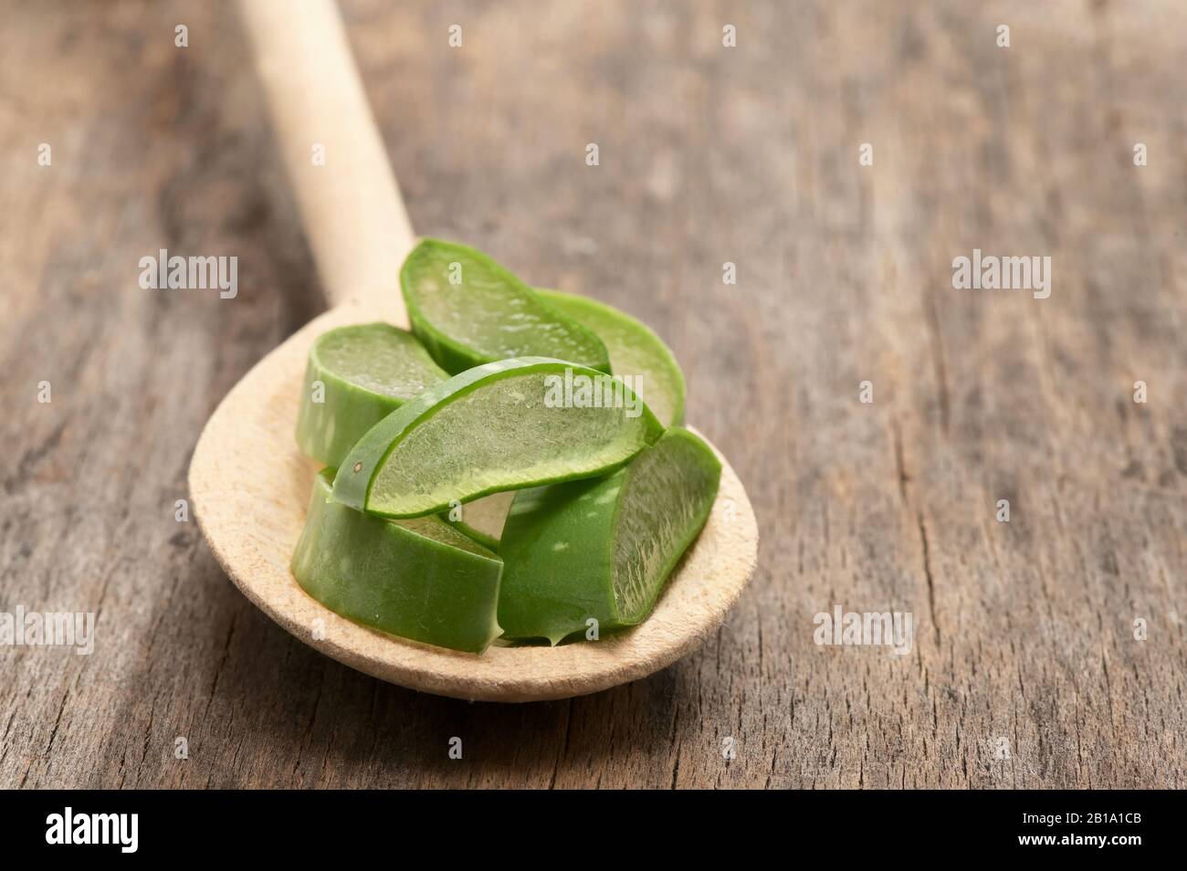 Aloe Vera Scheiben Und Löffel auf Holztisch Stockfoto