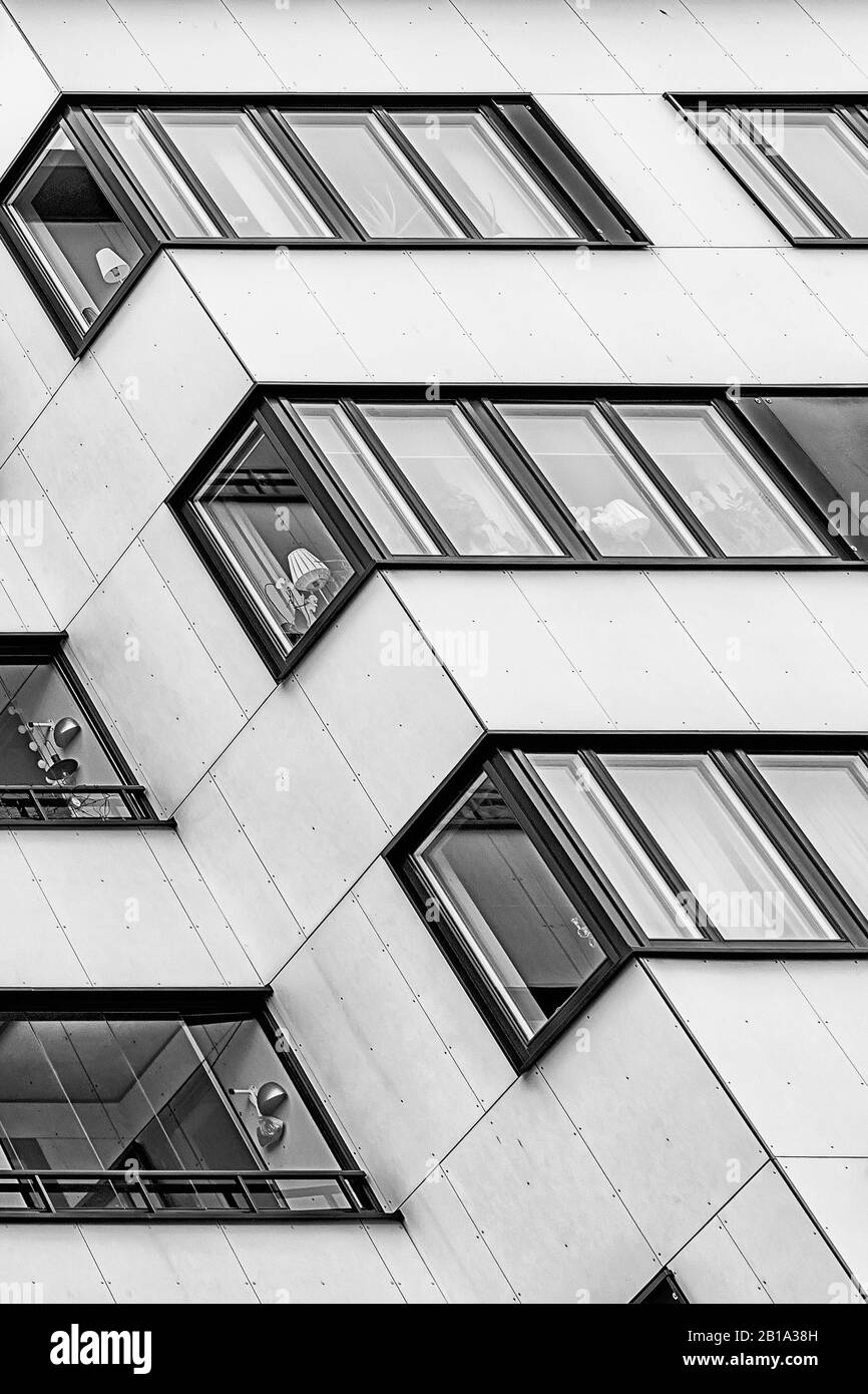 Ein abstraktes Hintergrundbild der Fenster auf einem Wohnblock in der Stadt. Stockfoto