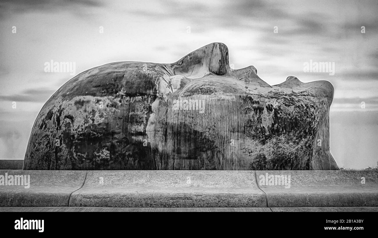 Malmö, SCHWEDEN - 09. FEBRUAR 2020: Ein riesiges menschliches Gesicht, das nach oben blickt, befindet sich im neuen Hyllie-Bezirk Malmö in Schweden. Stockfoto