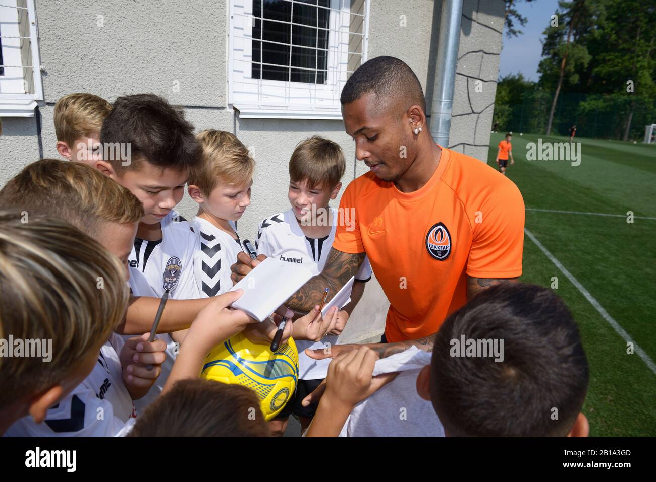 Fußballspieler Fernando, Shakhtar-Fußballmannschaft, signiert Autogramme für Kinder. August 2019. Kiew, Ukraine Stockfoto