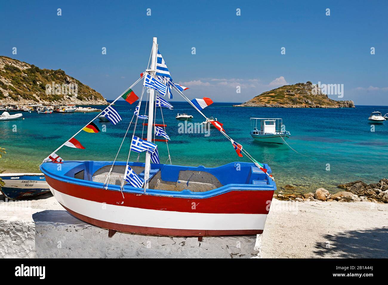 Kleines Segelboot am Strand von Vassilikos, Insel Zakynthos, Griechenland Stockfoto