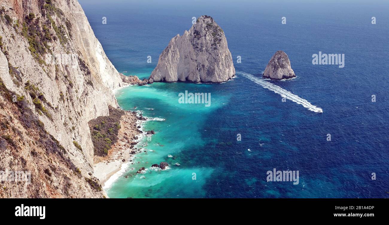 Misithres, zwei Felsen im Meer eine Steilküste, Keri, Zakynthos-Insel, Griechenland Stockfoto