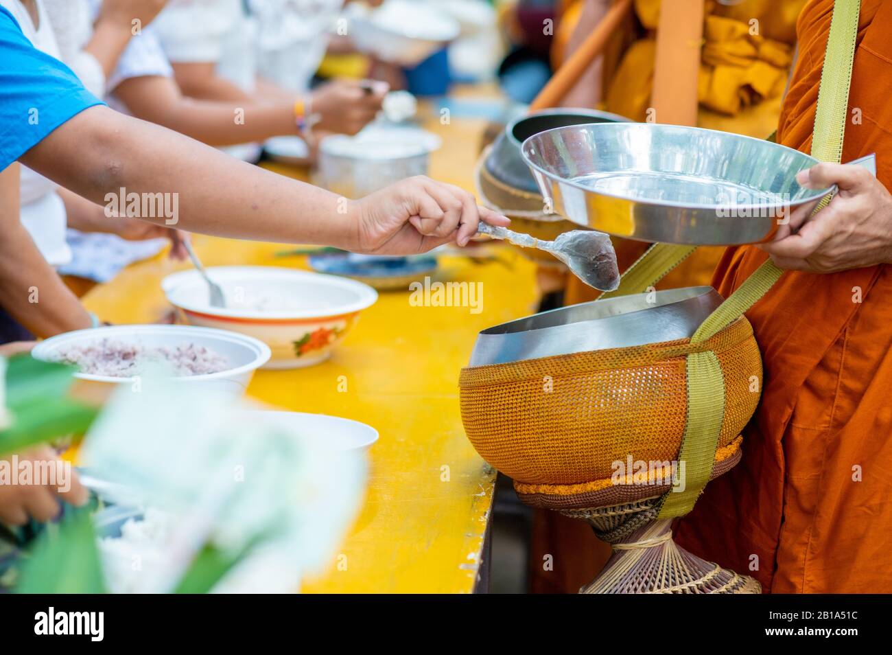 Almosen rund Um Die gelben Roben der Mönch gehen auf Almosen rund als buddhistische Aktivität. Stockfoto