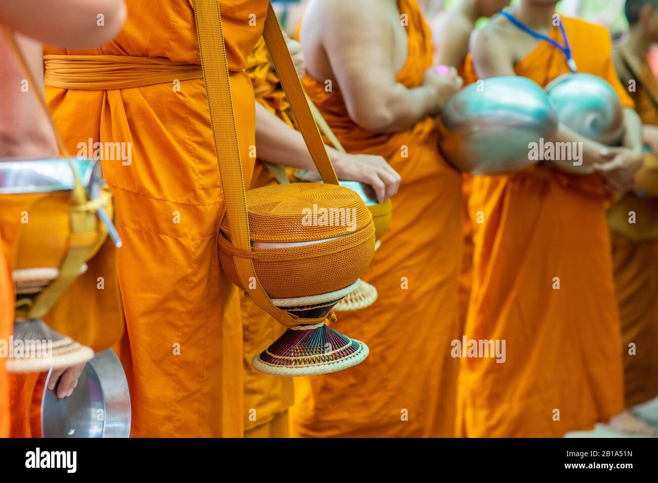 Almosen rund Um Die gelben Roben der Mönch gehen auf Almosen rund als buddhistische Aktivität. Stockfoto