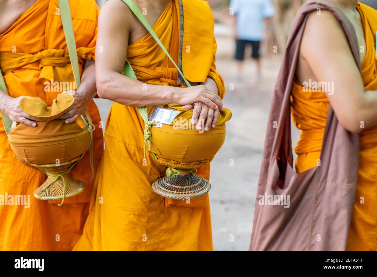 Almosen rund Um Die gelben Roben der Mönch gehen auf Almosen rund als buddhistische Aktivität. Stockfoto