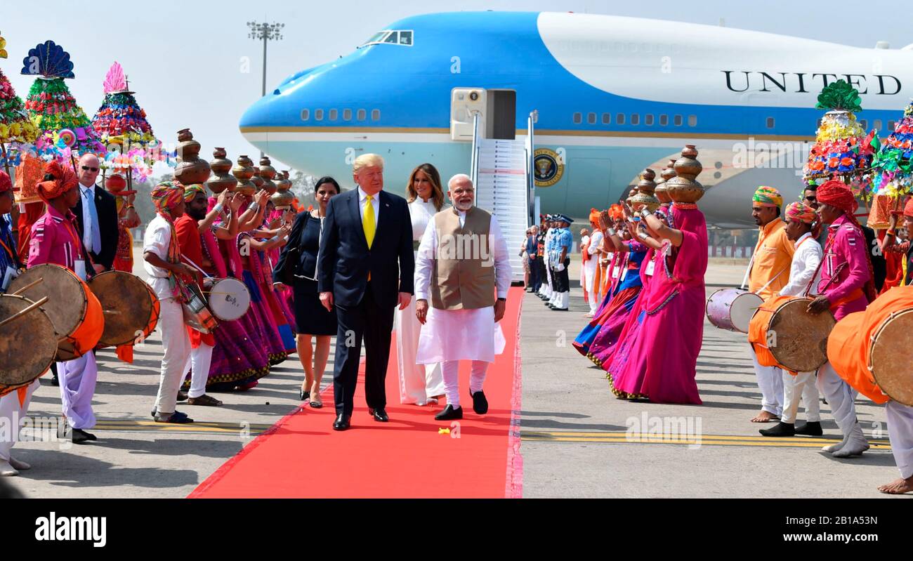 Ahmedabad, Indien. Februar 2020. Der indische Premierminister Narendra Modi, rechts, eskortiert US-Präsident Donald Trump und First Lady Melania Trump bei der Ankunft am Sardar Vallabhbhai Patel International Airport am 24. Februar 2020 in Ahmedabad, Gujarat, Indien. Kredit: Presseinformation Bureau/PIB/Alamy Live News Stockfoto