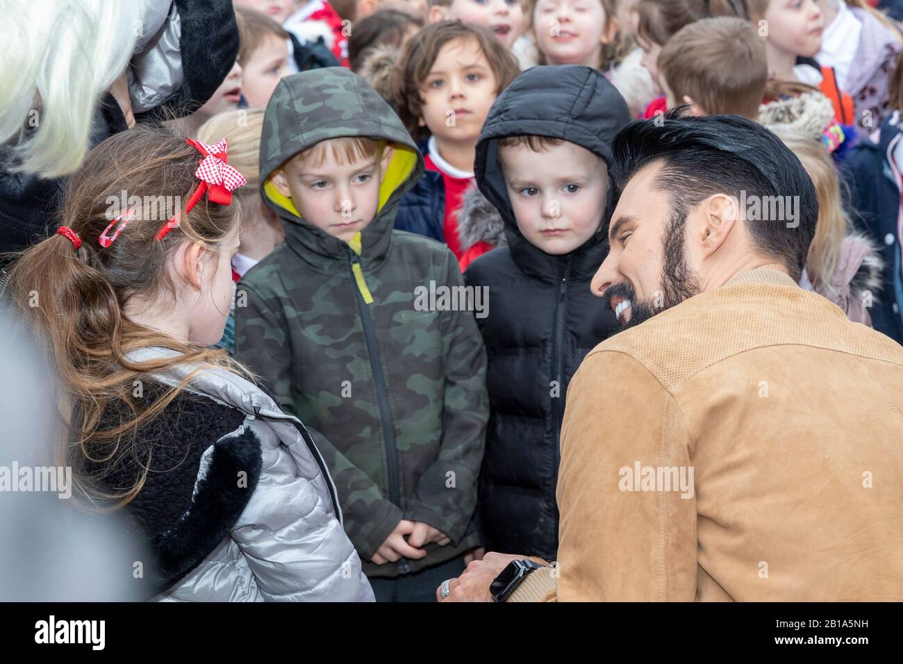 Essex, Großbritannien. Februar 2020. Rylan Clark-Neal eröffnet offiziell die kürzlich renovierte Chipping Ongar Primary School in Essex und wird von einigen Schülern persönlich besucht. Credit: Ricci Fothergill/Alamy Live News Stockfoto