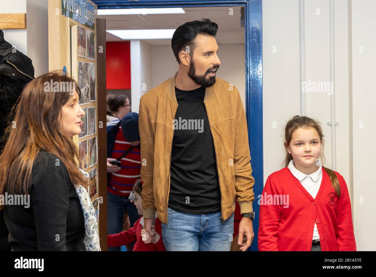 Essex, Großbritannien. Februar 2020. Rylan Clark-Neal eröffnet offiziell die kürzlich renovierte Chipping Ongar Primary School in Essex und wird von einigen Schülern persönlich besucht. Credit: Ricci Fothergill/Alamy Live News Stockfoto