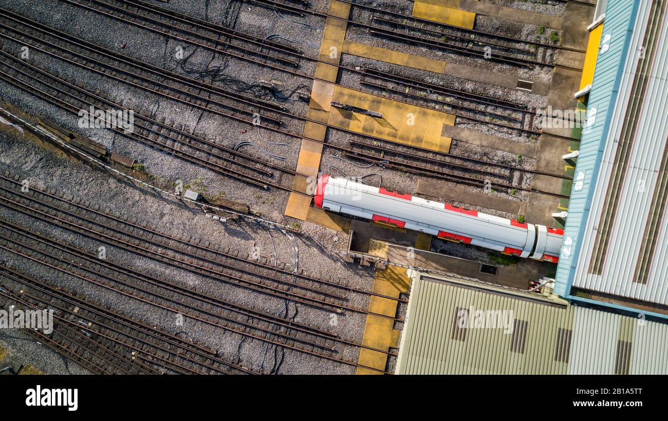 U-Bahn-Depot London. Luftdruckfoto mit Blick auf einen Zug, der aus einem Depot auftaucht. Stockfoto