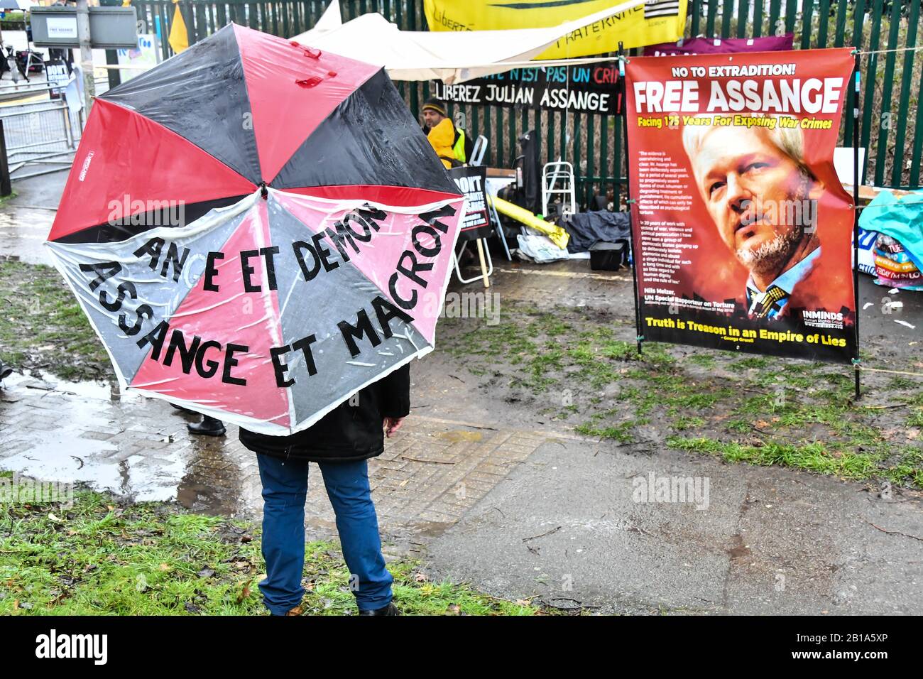 London, Großbritannien. Februar 2020. Hunderte Von Menschenrechtsaktivisten protestieren vor dem Woolwich Crown Court bei einer Auslieferungsverhandlung von WikiLeaks-Gründer Julian Assange. Die Forderung der Journalisten nach Pressefreiheit und die Auslieferungsverhandlung von Julian Assange werden Den Journalisten für die Berichterstattung über die Wahrheit am 24. Februar 2020 in London, Großbritannien, in Gefahr bringen. Credit: Picture Capital/Alamy Live News Stockfoto