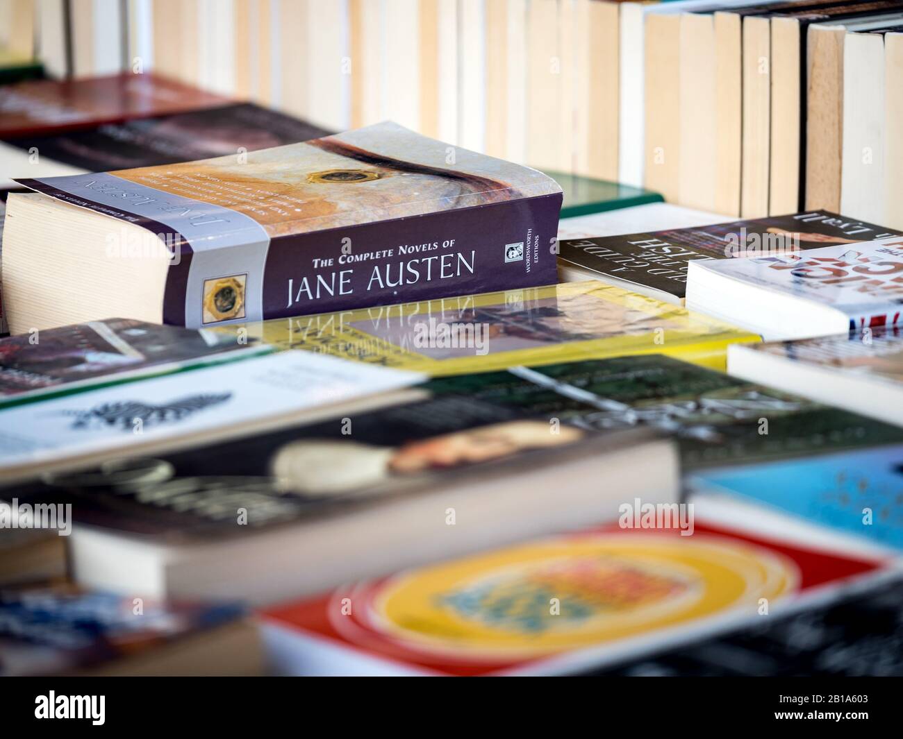 Bücherstand aus zweiter Hand. Vollformatdetails eines Buchverkaufsstalls mit Schwerpunkt auf den Gesamtwerken von Jane Austen. Stockfoto