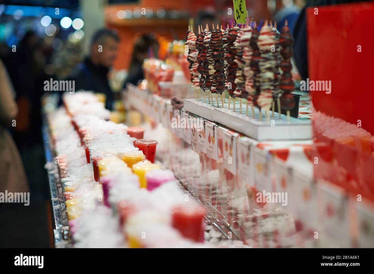 Mit Schokolade überzogene Erdbeeren und eiskalte Getränke Stockfoto