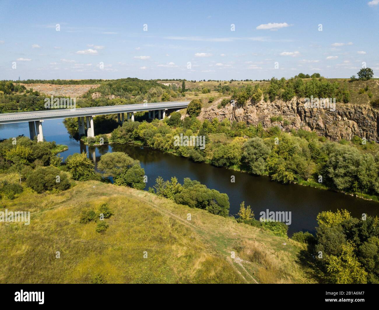 Auto-Straßenbrücke über den Fluss Sluch in der Nähe von Novograd Wolynsky, Ukraine Stockfoto