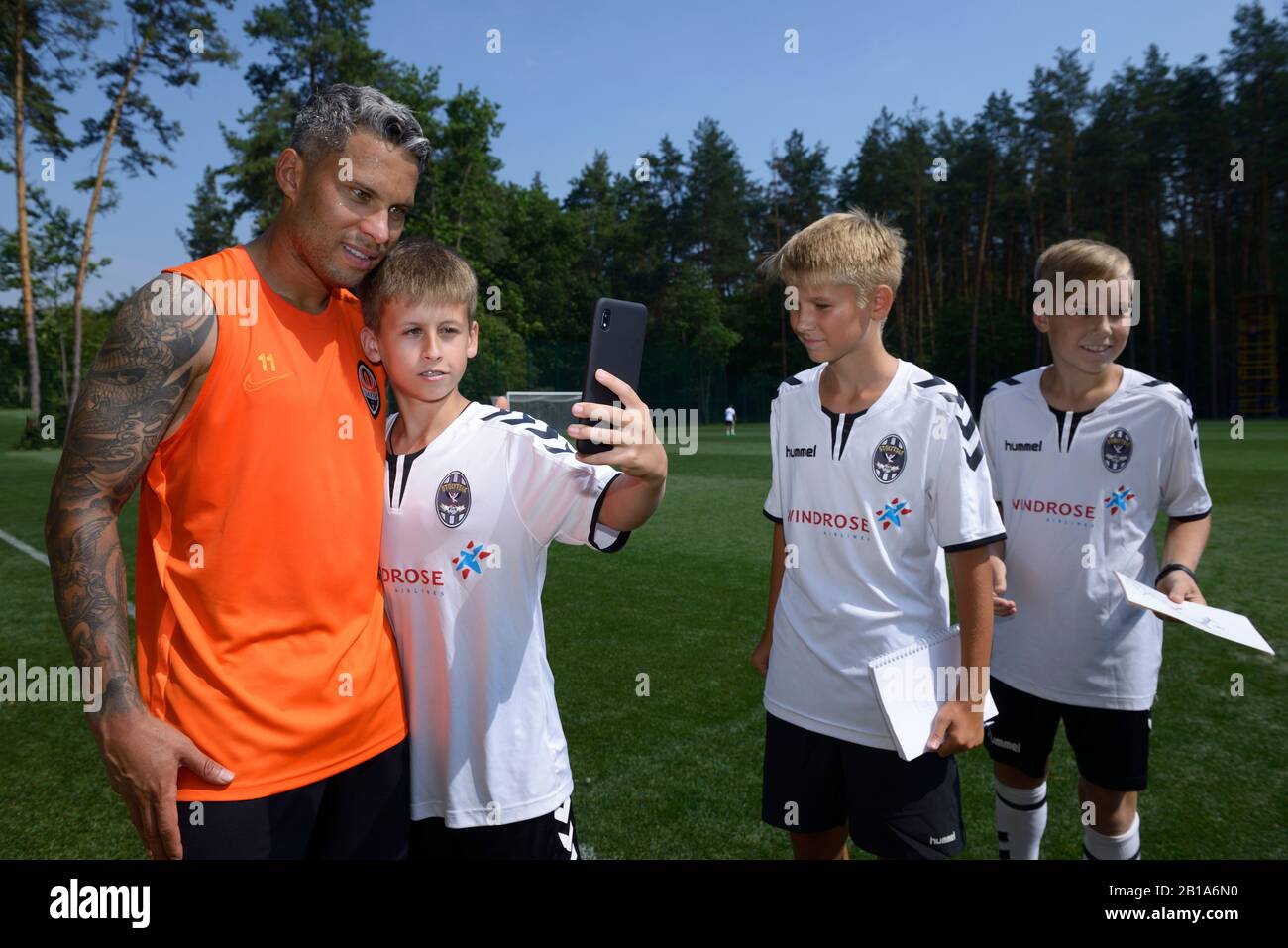 Fußballspieler Marlos, Shakhtar-Fußballmannschaft, signiert Autogramme für Kinder. August 2019. Kiew, Ukraine Stockfoto