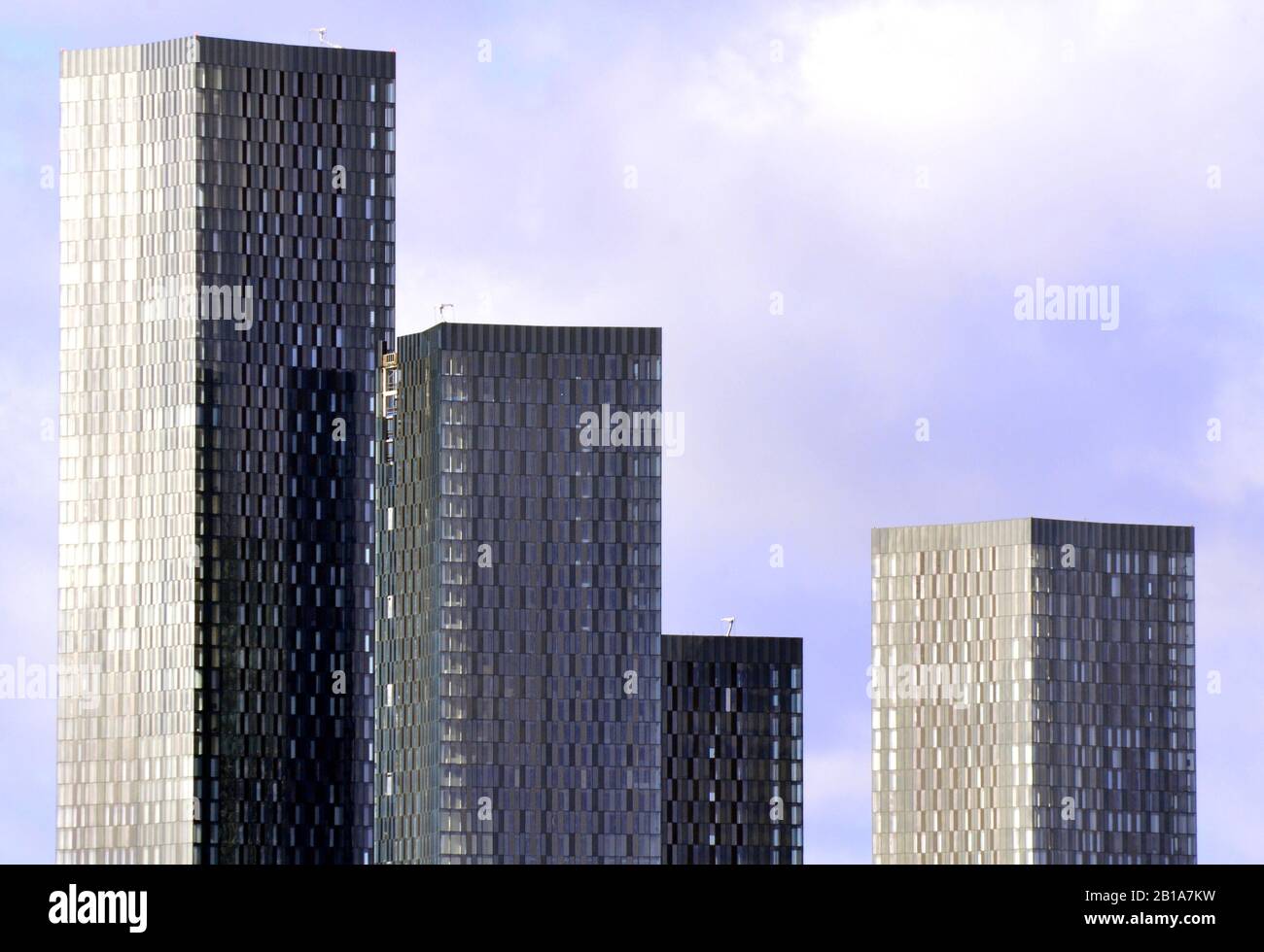 Hochhäuser am Deansgate Square, einer Wolkenkratzer-Entwicklung im Stadtzentrum von Manchester, Großbritannien, gegen einen wolkigen blauen Himmel Stockfoto