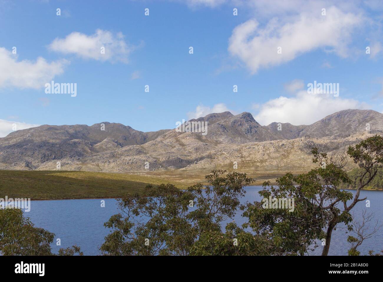 Blick in die Berge vom Steenbras River Dam, Gordon's Bay, Western Cape, Südafrika Stockfoto