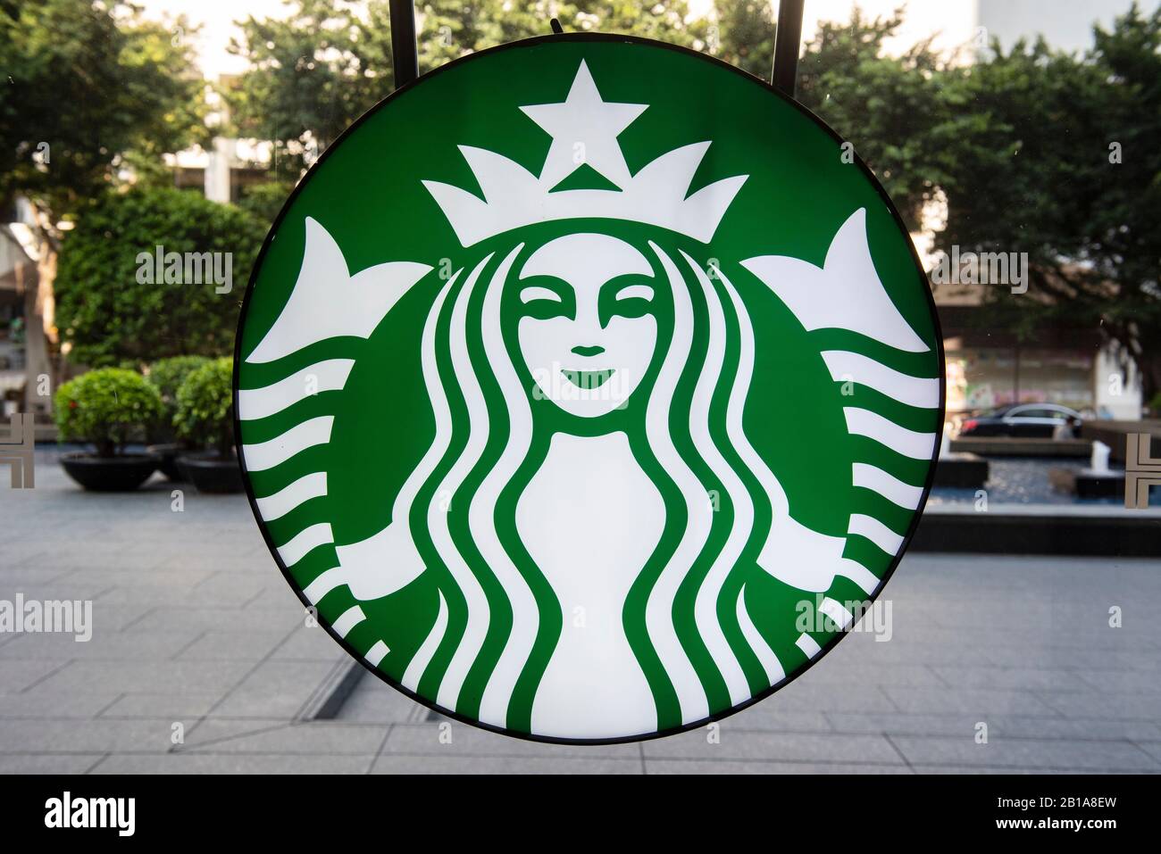 Amerikanischen multinationalen Kette Starbucks Kaffee Logo in Hong Kong gesehen. Stockfoto