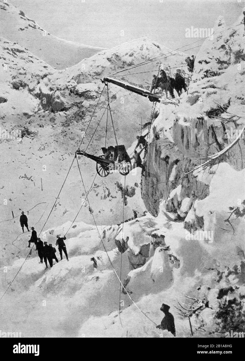 Eine Illustration von etwa 1915 italienischen Truppen, die während des Konflikts zwischen Italien und Österreich-Ungarn im Ersten Weltkrieg ein Artilleriegewehr auf einen schneebedeckten Berg in den Alpen schleppten Stockfoto
