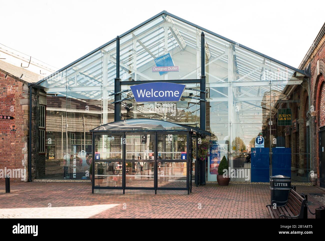 Eingang zum Einkaufszentrum Swindon Designer Outlet in Wiltshire England UK, Standort der ehemaligen großen GWR Eisenbahn-Ingenieurwerke. Stockfoto