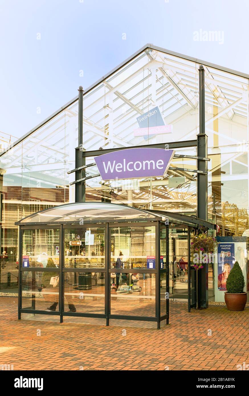 Eingang zum Einkaufszentrum Swindon Designer Outlet in Wiltshire England UK, Standort der ehemaligen großen GWR Eisenbahn-Ingenieurwerke. Stockfoto