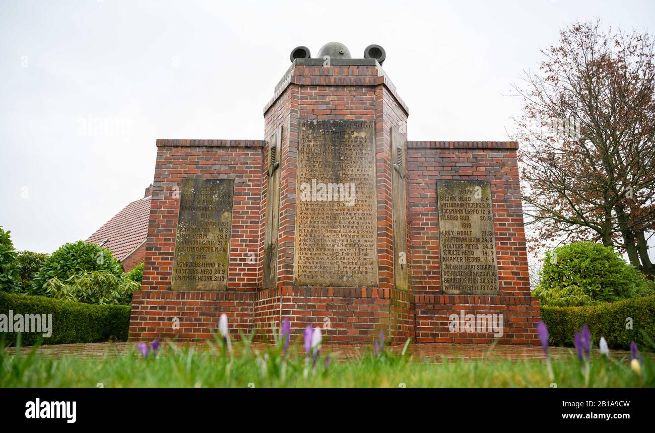 Westoverledingen, Deutschland. Februar 2020. Das Denkmal zu Ehren der in den beiden Weltkriegen gefallenen Dorfbewohner, wo auch der Name des stellvertretenden Kommandanten des ehemaligen Vernichtungslagers Sobibor, Johann Niemann, genannt wird. (Zu dpa 'SS man on Monument in Frisia Causes Discussion') Credit: Mohssen Assanimoghaddam / dpa / Alamy Live News Stockfoto