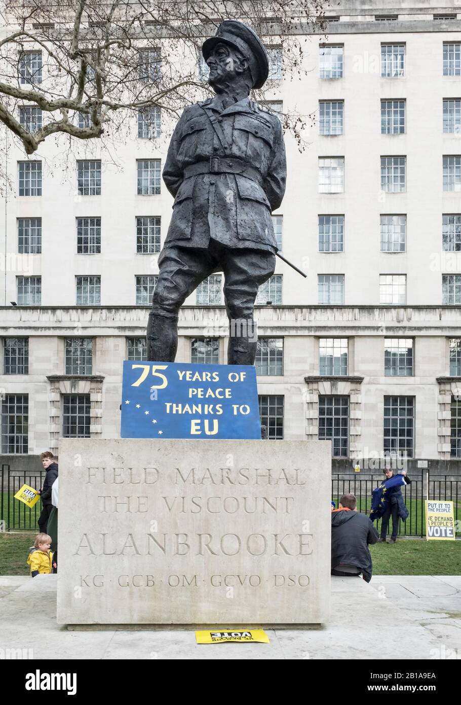 Statue des Viscount Alanbrooke außerhalb des Verteidigungsministeriums, London, Großbritannien - als eine Million Menschen für ein zweites Brexit Referendum am 23/03/2019 marschieren Stockfoto