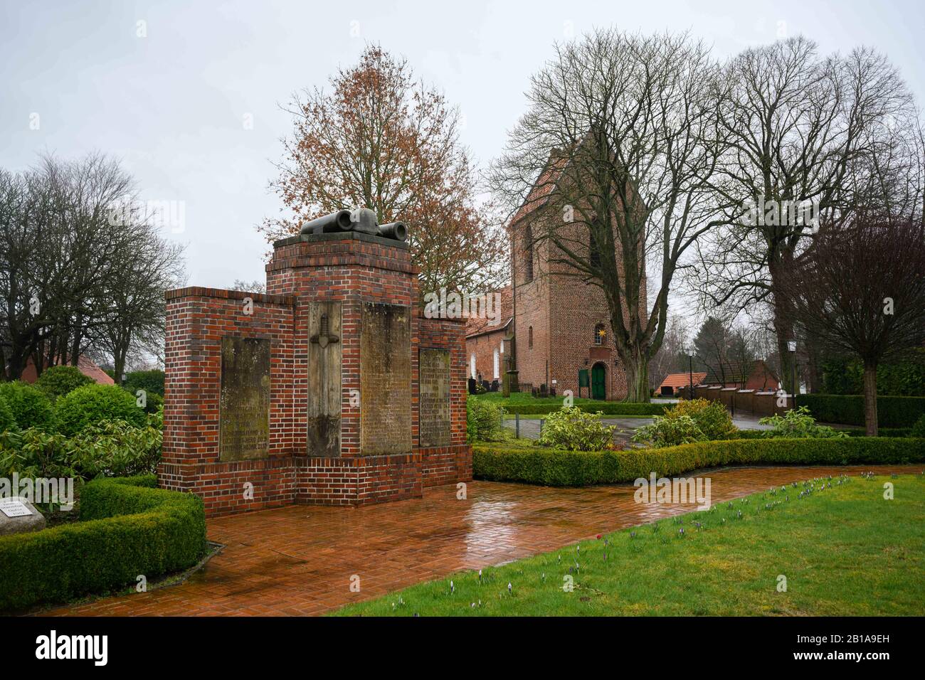 Westoverledingen, Deutschland. Februar 2020. Das Denkmal zu Ehren der in den beiden Weltkriegen gefallenen Dorfbewohner, wo auch der Name des stellvertretenden Kommandanten des ehemaligen Vernichtungslagers Sobibor, Johann Niemann, genannt wird. (Zu dpa 'SS man on Monument in Frisia Causes Discussion') Credit: Mohssen Assanimoghaddam / dpa / Alamy Live News Stockfoto