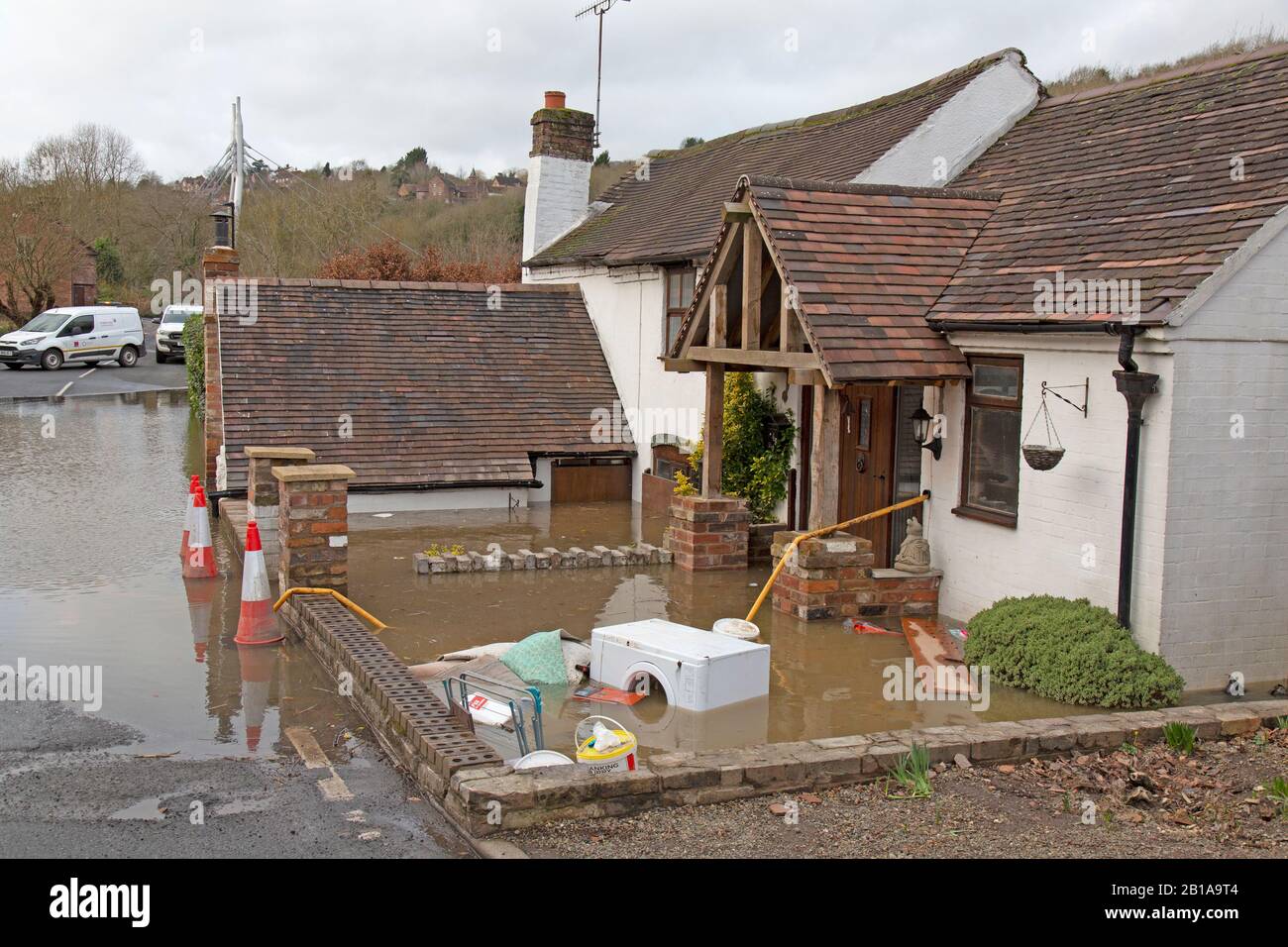 Ironbridge, Shropshire. Februar 2020. Wetter in Großbritannien: Der Fluss Severn, der letzte Woche von seinen Überschwemmungen heimgefallen ist, steigt wieder an und gefährdet wieder Häuser und Unternehmen in der Ironbridge Gorge. Es wird erwartet, dass die Werte die Höchstwerte der letzten Wochen überschreiten und die Rekordwerte von 2000 überschreiten. Der Fluss wird voraussichtlich irgendwann am Dienstagmorgen den Höhepunkt erreichen. Gutschrift: Rob Carter/Alamy Live News Stockfoto