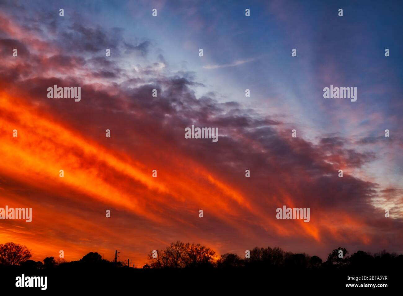 Die Wolken sahen aus, als ob Gott sie für einen schönen Sonnenuntergang eingebürstet hatte. Stockfoto