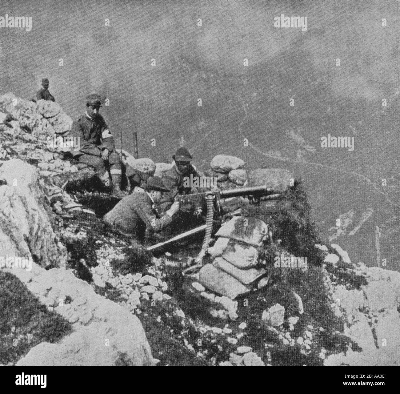 Ein Foto von italienischen Truppen, die ein schweres Maschinengewehr auf einem Berg in der Nähe von Gorizia an der slowenischen Grenze im Konflikt zwischen Italien und dem Österreich-ungarischen Reich während des ersten Weltkriegs bemannen Stockfoto
