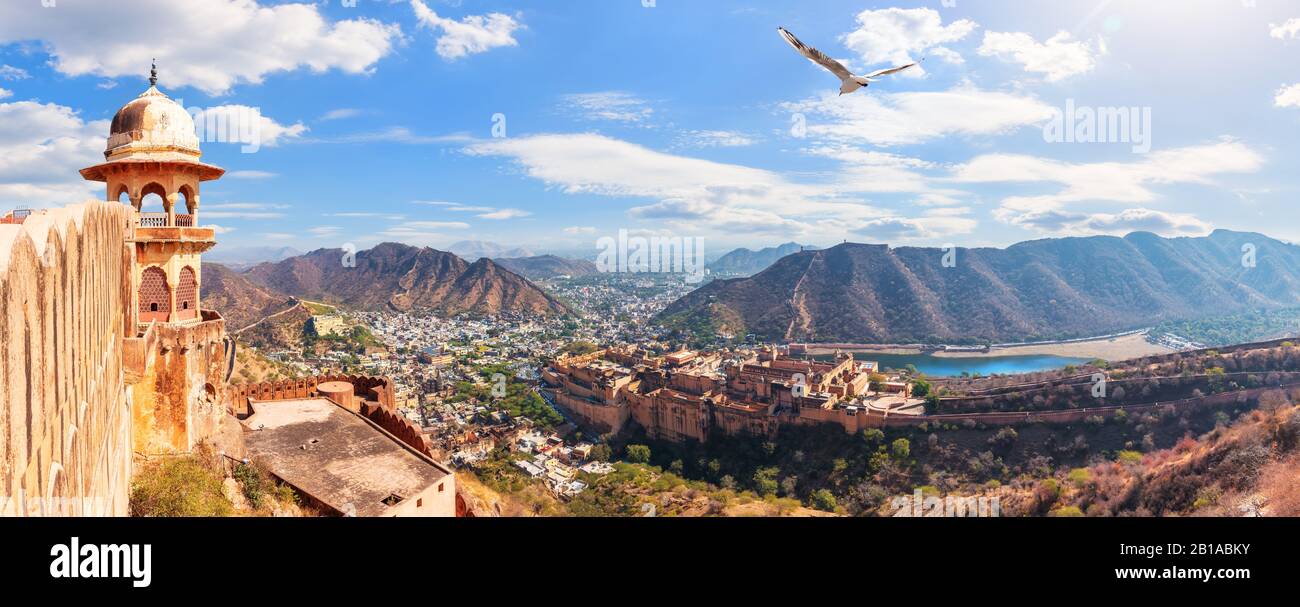 Panoramablick auf das Amber Fort, den Maotha Lake und die Aravalli Range, Blick vom Jaigarh Fort, Jaipur, Rajasthan, Indien Stockfoto