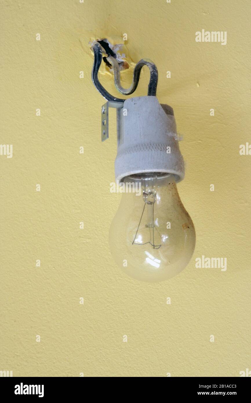 Alte Glühlampe. Alte kabelgebundene Glühlampe. Vintage-Glühlampe. Stockfoto