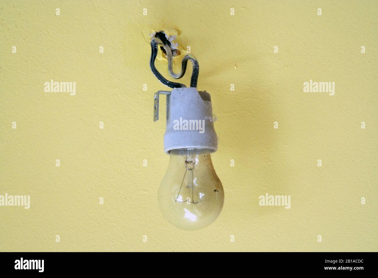 Alte Glühlampe. Alte kabelgebundene Glühlampe. Vintage-Glühlampe. Stockfoto