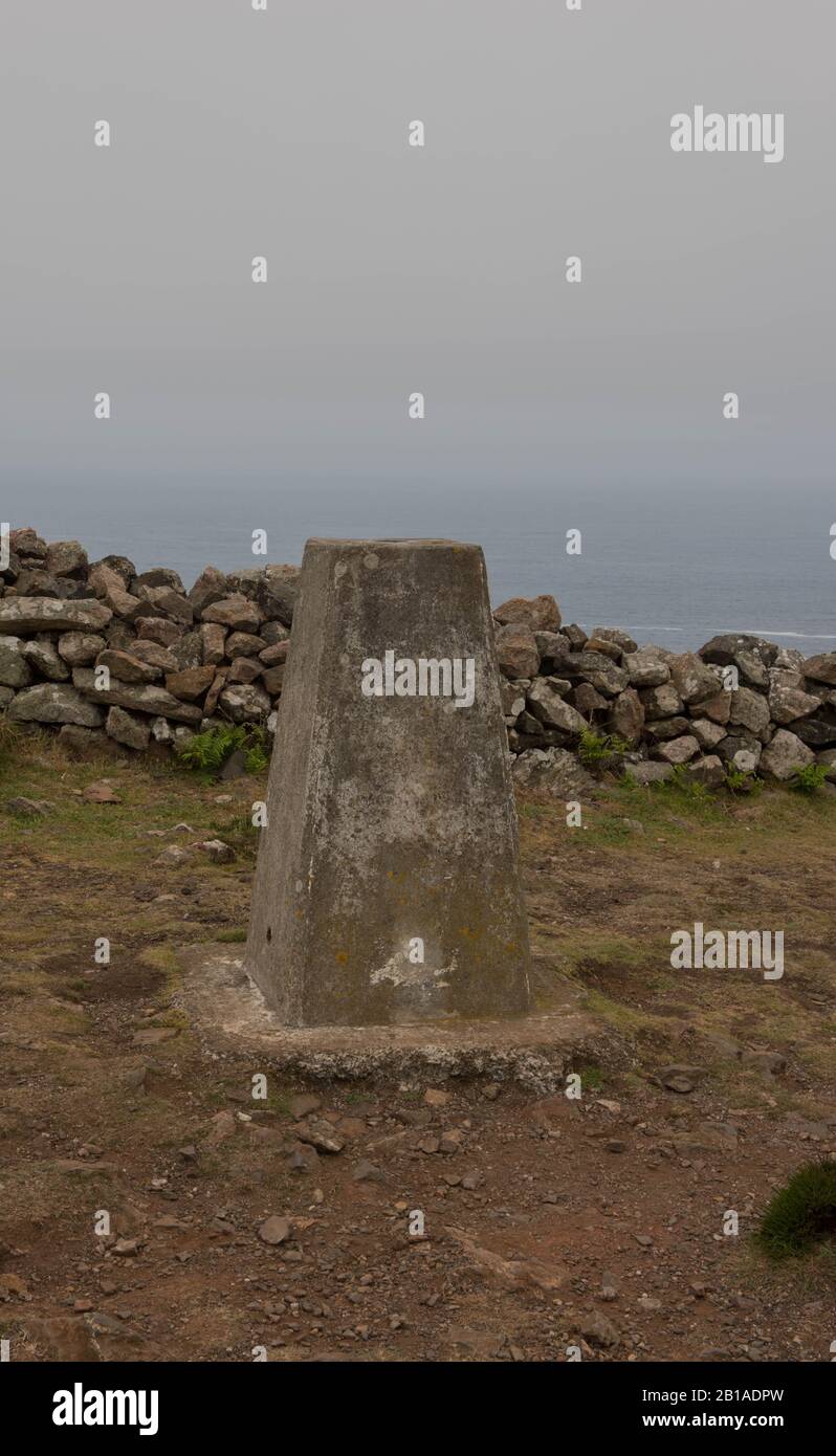 TRIG Point oder Triangulation Station auf der Spitze einer Klippe am Atlantik bei Botallack am South West Coast Path in Cornwall, England, Großbritannien Stockfoto